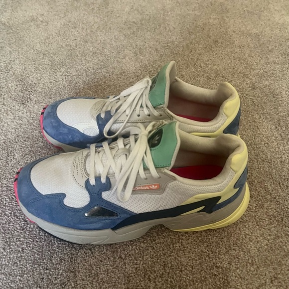 Kylie Jenner x Adidas Falcons - Picture 4 of 5